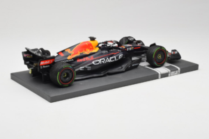 Red Bull Racing RB18 #1 M. Verstappen Japan GP Winner 2022 Minichamps 1:18 113221801FB-R1 Kov – obrázek 3 z 8
