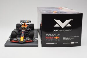 Red Bull RB18 Oracle #1 M. Verstappen Abu Dhabi GP 2022 Winner Minichamps 1:18 113222201 Pryskyřice – obrázek 6 z 7