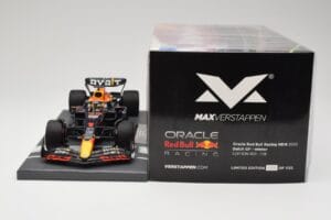 Red Bull RB18 Oracle #1 M. Verstappen Dutch GP 2022 Winner Minichamps 1:18 113221501 Pryskyřice – obrázek 6 z 7