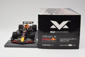 Red Bull RB18 Oracle #1 M. Verstappen Italian GP 2022 Winner Minichamps 1:18 113221601 Pryskyřice – obrázek 6 z 7