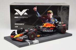 Red Bull RB18 Oracle #1 M. Verstappen Italian GP 2022 Winner Minichamps 1:18 113221601 Pryskyřice – obrázek 7 z 7