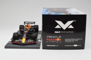 Red Bull RB18 Oracle #1 M. Verstappen US GP 2022 Winner Minichamps 1:18 113221901 Pryskyřice – obrázek 6 z 7