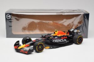 Red Bull RB19 #11 S. Perez Italian GP 2nd 2023 Minichamps 1:18 110231511 Kov – obrázek 2 z 6