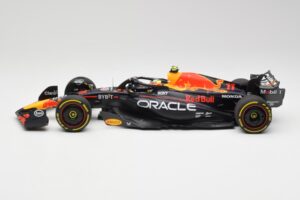 Red Bull RB19 #11 S. Perez Italian GP 2nd 2023 Minichamps 1:18 110231511 Kov – obrázek 3 z 6