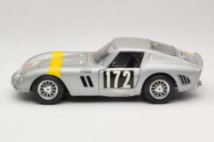 Ferrari 250 GTO #172 L. Bianchi / G. Berger Tour de France 1962 Stříbrný Limitovaná Edice Bburago 1:18 3011-S1 Kov – obrázek 4 z 8