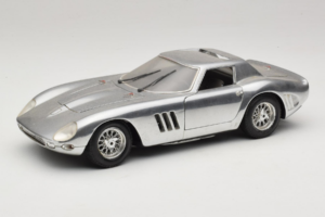 Ferrari 275 GTB Chrome Stříbrný Guiloy 1:18 B004 Kov