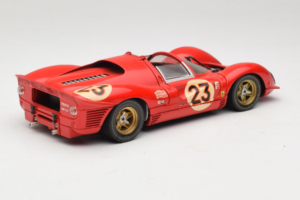 Ferrari 330 P4 #23 L. Bandini / C. Amon 24 Hours of Daytona Winner 1967 Revell 1:18 48833 Kov – obrázek 3 z 8