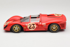 Ferrari 330 P4 #23 L. Bandini / C. Amon 24 Hours of Daytona Winner 1967 Revell 1:18 48833 Kov – obrázek 4 z 8
