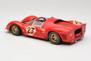 Ferrari 330 P4 #23 L. Bandini / C. Amon 24 Hours of Daytona Winner 1967 Revell 1:18 48833 Kov – obrázek 7 z 8