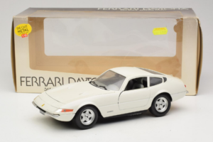 Ferrari 365 GTB/4 Daytona Berlina Bílý Techno Giodi 1:18 74007 Kov – obrázek 8 z 8