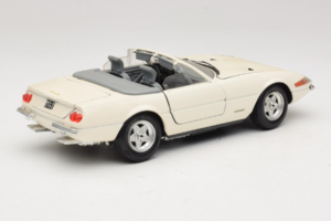 Ferrari 365 GTS/4 Spider Bílý Techno Giodi 1:18 40028 Kov – obrázek 3 z 8