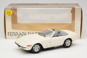 Ferrari 365 GTS/4 Spider Bílý Techno Giodi 1:18 40028 Kov – obrázek 8 z 8