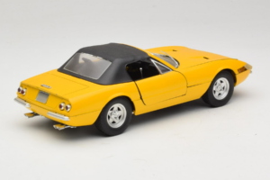 Ferrari 365 GTS Žlutý S Černou Střechou Solido 1:18 8018 Kov – obrázek 3 z 8