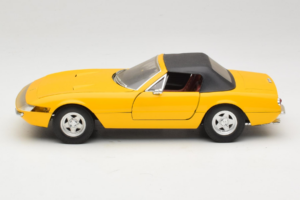 Ferrari 365 GTS Žlutý S Černou Střechou Solido 1:18 8018 Kov – obrázek 4 z 8