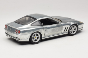 Ferrari 550 Maranello Chrome Silver Hot Wheels 1:18 25740 Kov – obrázek 3 z 8