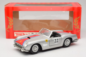 Ferrari California #22 Stříbrný Červený Pruh 1966 Tonka 1:18 01109-S2 Kov – obrázek 8 z 8