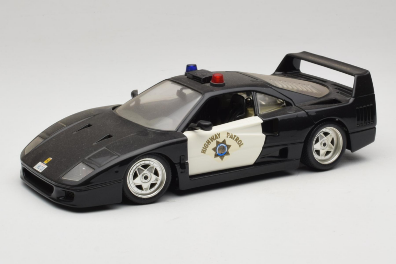 Ferrari F40 Highway Patrol Černý Bílý Bburago 1:18 3022-H1 Kov