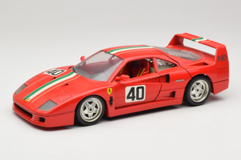 Ferrari F40 #40 Červený s Italskou Vlajkou Bburago 1:18 3032-P1 Kov