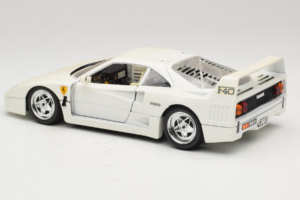 Ferrari F40 Bílý Bburago 1:18 3332-W4 Kov – obrázek 7 z 8