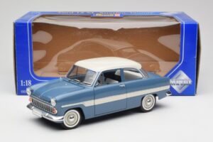Ford Taunus 12M P2 Modrý Pruhy Revell 1:18 08880-M1 Kov – obrázek 8 z 8