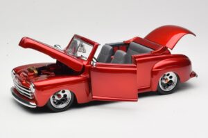 Ford Cabriolet Red Metallic Road Signature 1:18 30028 Kov – obrázek 2 z 8
