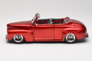 Ford Cabriolet Red Metallic Road Signature 1:18 30028 Kov – obrázek 4 z 8