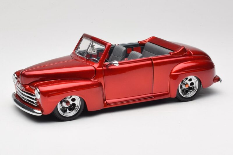 Ford Cabriolet Red Metallic Road Signature 1:18 30028 Kov