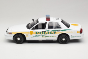 Ford Crown Victoria Police Interceptor CSI Miami GreenLight 1:18 13514 Kov – obrázek 3 z 6