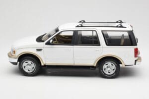 Ford Expedition Eddie Bauer Bílý UT Models 1:18 22712 Kov – obrázek 4 z 8