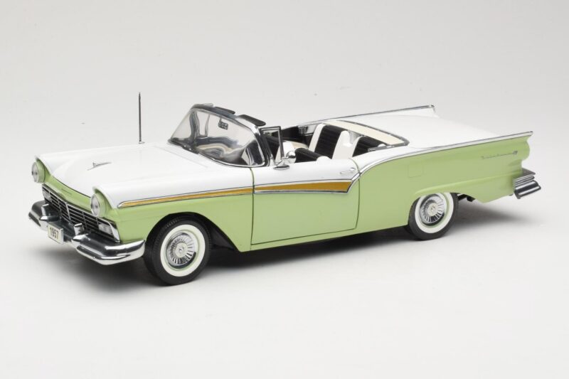 Ford Fairlane Skyliner Zelený & Bílý Sun Star 1:18 FORD003 Kov