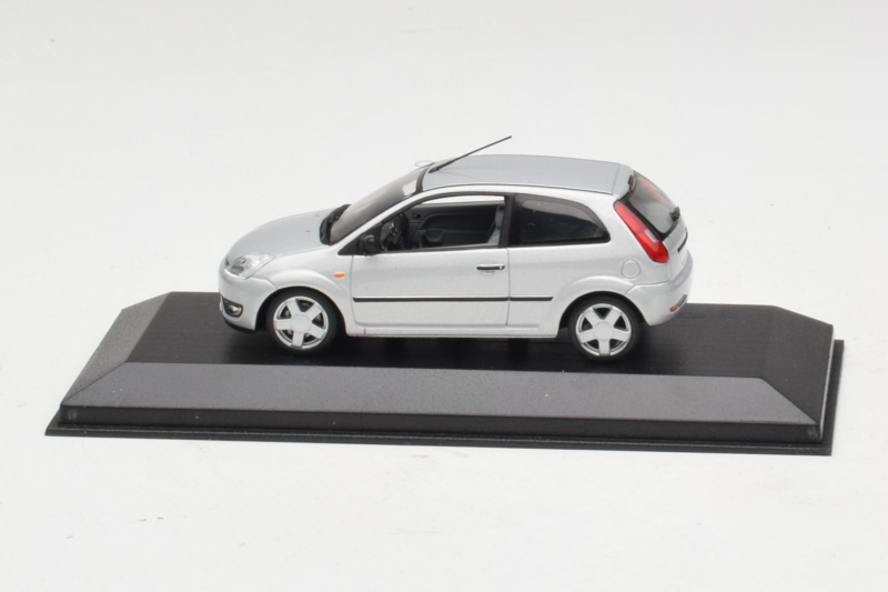 Ford Fiesta Mk5 2-Door Stříbrný Minichamps 1:43 FIESTA003 Kov
