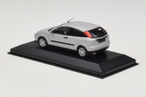 Ford Focus Mk1 3-Door Stříbrný Minichamps 1:43 FOCUS005 Kov – obrázek 3 z 5