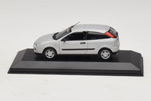 Ford Focus Mk1 3-Door Stříbrný Minichamps 1:43 FOCUS005 Kov