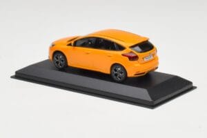 Ford Focus ST Mk3 Tangerine Scream Minichamps 1:43 FOCUS001 Kov – obrázek 3 z 4