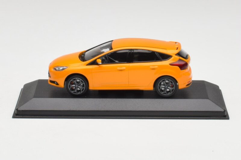 Ford Focus ST Mk3 Tangerine Scream Minichamps 1:43 FOCUS001 Kov