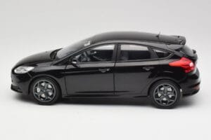 Ford Focus ST Mk2 Panther Black Metallic Minichamps 1:18 110082000 Kov – obrázek 4 z 8