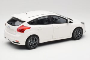 Ford Focus ST Mk2 Bílý Minichamps 1:18 110082004 Kov – obrázek 3 z 8