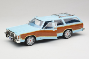 Ford LTD Country Squire Charlie's Angels Movie GreenLight 1:18 19066 Kov – obrázek 2 z 8