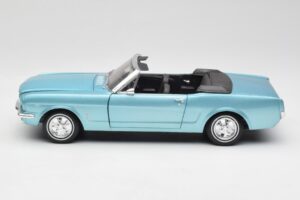 Ford Mustang Kabriolet Arcadian Blue Revell 1:18 8832-F1 Kov – obrázek 4 z 8