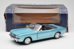 Ford Mustang Kabriolet Arcadian Blue Revell 1:18 8832-F1 Kov – obrázek 8 z 8