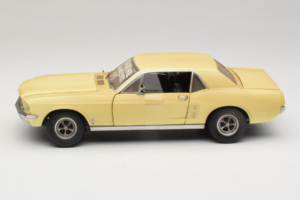 Ford Mustang Coupe Žlutý The Walking Dead Greenlight 1:18 12958 Kov – obrázek 4 z 8