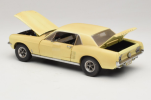 Ford Mustang Coupe Žlutý The Walking Dead Greenlight 1:18 12958 Kov – obrázek 5 z 8