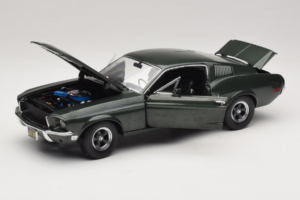 Ford Mustang GT Bullitt s Figurkou Stevea McQueena Greenlight 1:18 12885 Kov – obrázek 2 z 8
