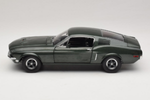 Ford Mustang GT Bullitt s Figurkou Stevea McQueena Greenlight 1:18 12885 Kov – obrázek 4 z 8