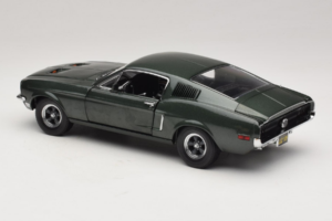 Ford Mustang GT Bullitt s Figurkou Stevea McQueena Greenlight 1:18 12885 Kov – obrázek 7 z 8