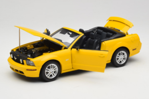 Ford Mustang GT S197 Kabriolet Screaming Yellow AUTOart 1:18 73062 Kov – obrázek 2 z 8