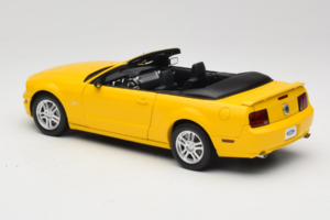 Ford Mustang GT S197 Kabriolet Screaming Yellow AUTOart 1:18 73062 Kov – obrázek 7 z 8