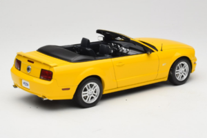 Ford Mustang GT S197 Kabriolet Screaming Yellow AUTOart 1:18 73062 Kov – obrázek 3 z 8