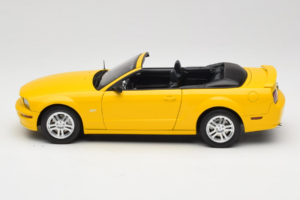 Ford Mustang GT S197 Kabriolet Screaming Yellow AUTOart 1:18 73062 Kov – obrázek 4 z 8
