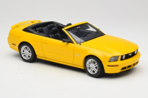 Ford Mustang GT S197 Kabriolet Screaming Yellow AUTOart 1:18 73062 Kov – obrázek 6 z 8